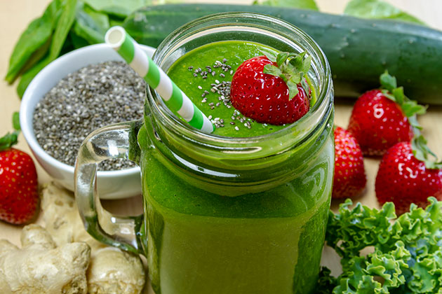 green juice with kale and strawberries